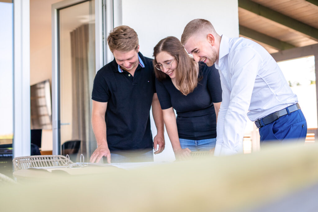 Geschäftsführer Thomas Moissl berät ein Pärchen bei Baufinanzierung